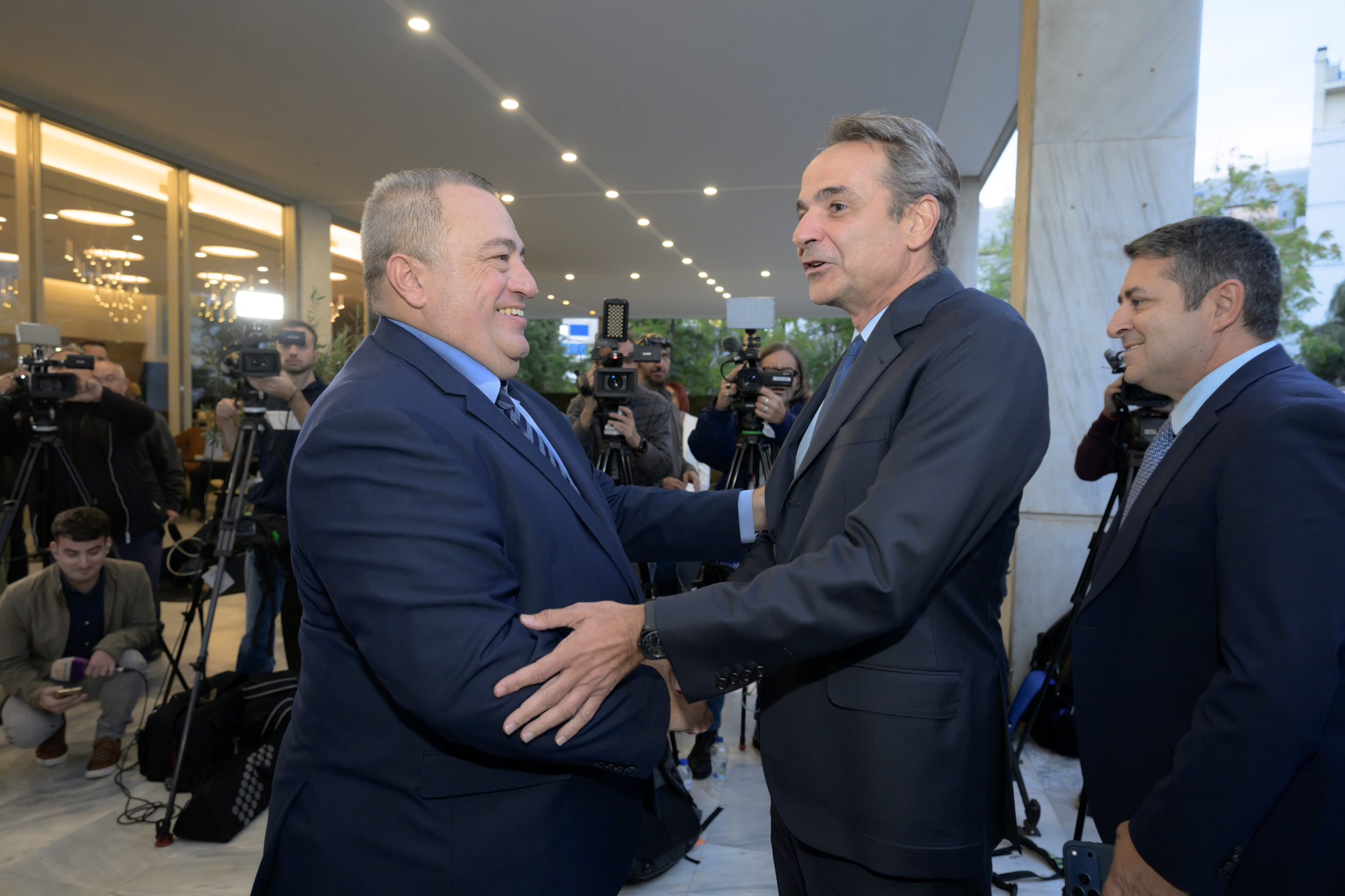 Στιγμιότυπο συνάντησης στην είσοδο της εκδήλωσης
